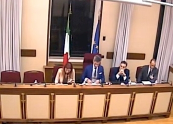 Covid, scontro tra Conte e i familiari delle vittime: «Si sente sotto attacco ma è tutto documentato»