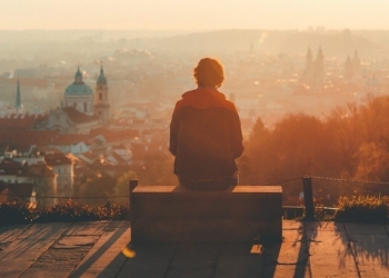 Necessario proporre un pensiero alternativo a questo neoliberismo decadente