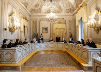 Divieto di avvicinamento nei reati di generi: infondati i dubbi sulla distanza minima di 500 metri e sull’obbligo di braccialetto elettronico