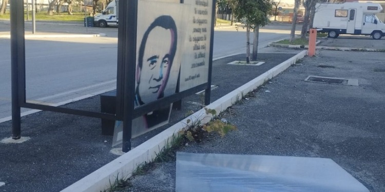 È caduto a terra un altro pannello della pensilina dedicata a don Peppino Diana
