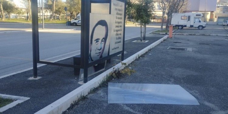 È caduto a terra un altro pannello della pensilina dedicata a don Peppino Diana
