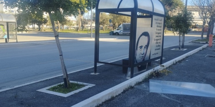 È caduto a terra un altro pannello della pensilina dedicata a don Peppino Diana