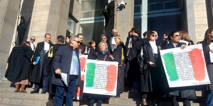 “La magistratura costituisce un ordine autonomo e indipendente da ogni altro potere”.