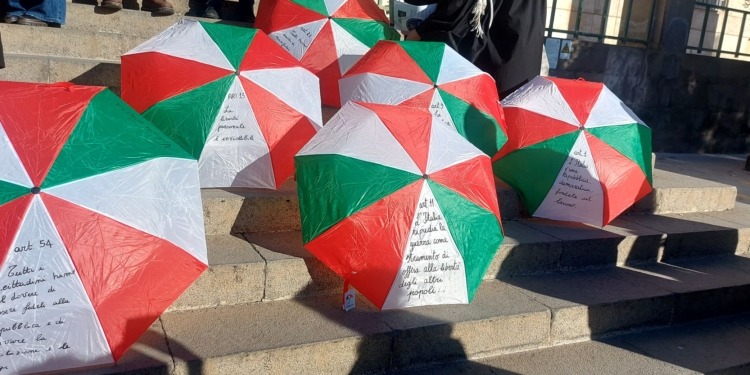 “La magistratura costituisce un ordine autonomo e indipendente da ogni altro potere”.