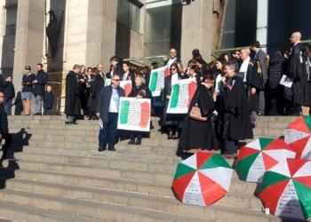 “La magistratura costituisce un ordine autonomo e indipendente da ogni altro potere”.