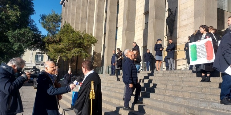 “La magistratura costituisce un ordine autonomo e indipendente da ogni altro potere”.