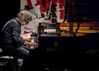 Quando i colori dell’Arte dipingono le note della Musica in un ATELIER di emozioni: le sinfonie cromatiche di Remo Anzovino