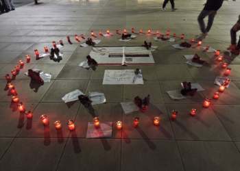 Cassino in silenzio per Sara, Ilaria e tutte: una piazza, una rosa, un grido muto contro la violenza