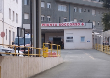 Pronto soccorso di Vasto, sette ore di attesa per un paziente, malata oncologica con forti mal di testa vomita mentre attendeva da ore