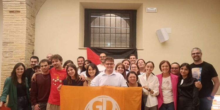 Maglietta venduta per sostenere processati per apologia di terrorismo compare al congresso dei Giovani di Democratici di Vasto
