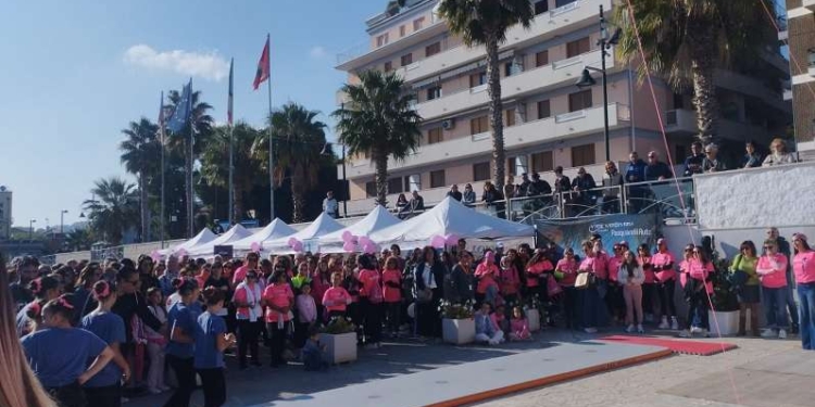 Uno straordinario messaggio di solidarietà e umanità, speranza e condivisione dalla Pitta Rosso Pink Parade di Vasto