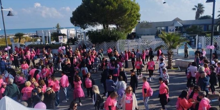 Uno straordinario messaggio di solidarietà e umanità, speranza e condivisione dalla Pitta Rosso Pink Parade di Vasto