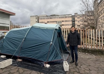 Il sindaco Castrataro dorme in tenda davanti al “Veneziale”: la protesta che smaschera anni di scelte politiche sulla sanità in Molise