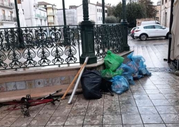 Il salotto della monnezza: Piazza San Pietro Celestino V umiliata nel cuore di Isernia