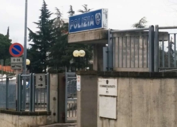 Polizia aggredita durante blitz anti droga e armi: bambini utilizzati come scudi umani