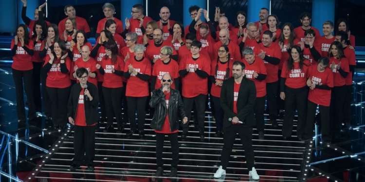 «Come un filo rosso» di magia e incontri di umanità