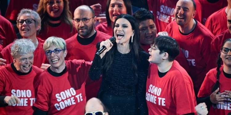 «Come un filo rosso» di magia e incontri di umanità