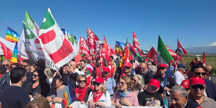 “Sicilia Terra di Pace”. Il corteo a Sigonella contro le guerre