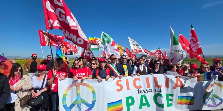 “Sicilia Terra di Pace”. Il corteo a Sigonella contro le guerre