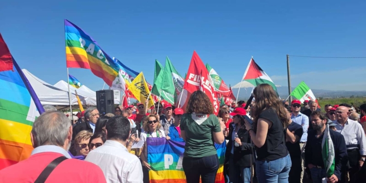 “Sicilia Terra di Pace”. Il corteo a Sigonella contro le guerre