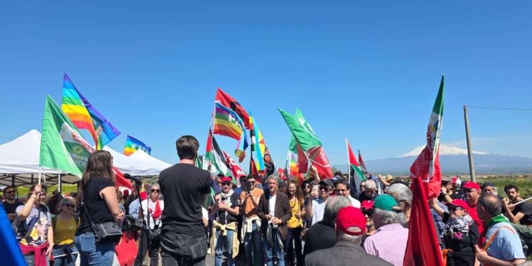 “Sicilia Terra di Pace”. Il corteo a Sigonella contro le guerre