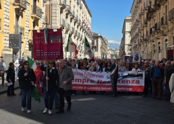 25 aprile, Catania antifascista: il corteo e lo striscione nel palazzo della sede di Alleanza Nazionale