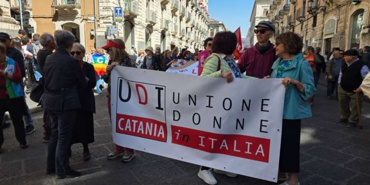 25 aprile, Catania antifascista: il corteo e lo striscione nel palazzo della sede di Alleanza Nazionale