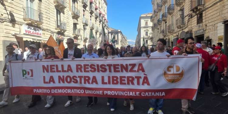 25 aprile, Catania antifascista: il corteo e lo striscione nel palazzo della sede di Alleanza Nazionale