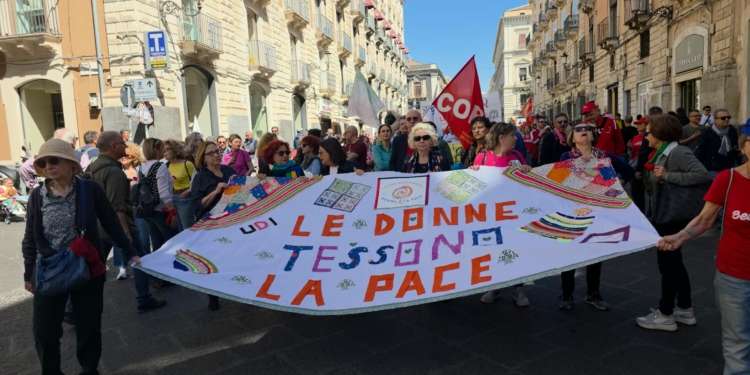 25 aprile, Catania antifascista: il corteo e lo striscione nel palazzo della sede di Alleanza Nazionale