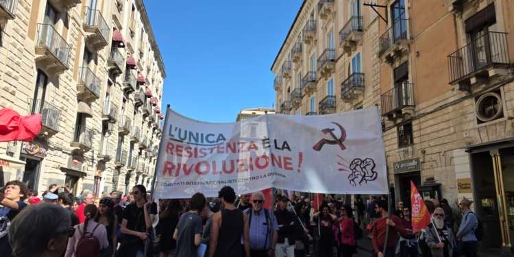 25 aprile, Catania antifascista: il corteo e lo striscione nel palazzo della sede di Alleanza Nazionale