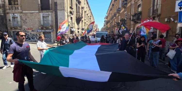 25 aprile, Catania antifascista: il corteo e lo striscione nel palazzo della sede di Alleanza Nazionale