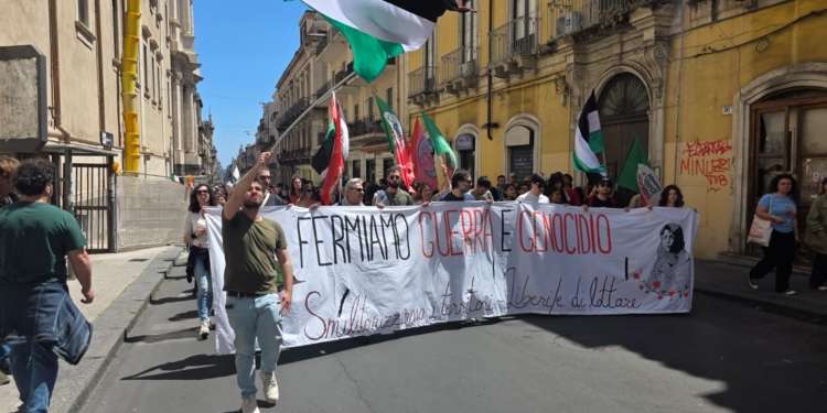 25 aprile, Catania antifascista: il corteo e lo striscione nel palazzo della sede di Alleanza Nazionale