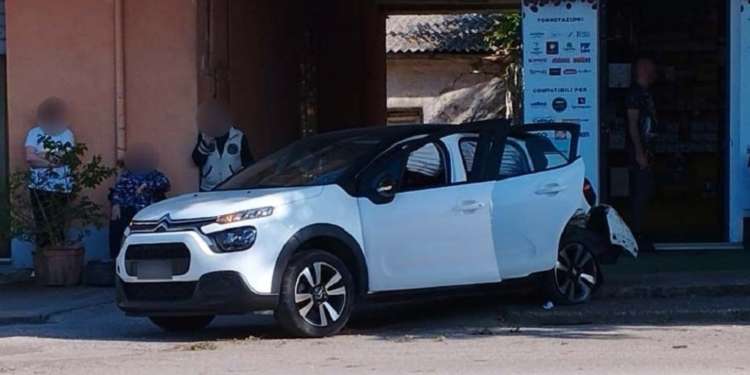 Auto forza posto di blocco, la fuga è finita con uno schianto a Casalbordino