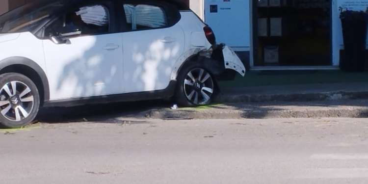 Auto forza posto di blocco, la fuga è finita con uno schianto a Casalbordino