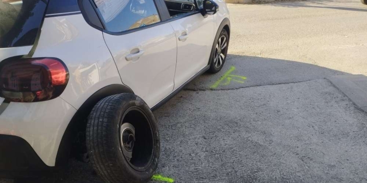 Auto forza posto di blocco, la fuga è finita con uno schianto a Casalbordino