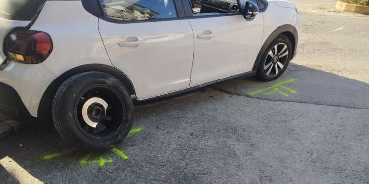 Auto forza posto di blocco, la fuga è finita con uno schianto a Casalbordino