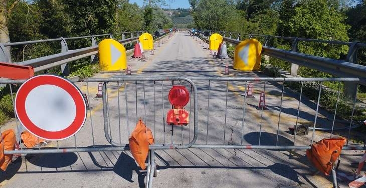 Ponte sul fiume Sinello chiuso dopo il maltempo, da venticinque anni ha gravi problemi di staticità