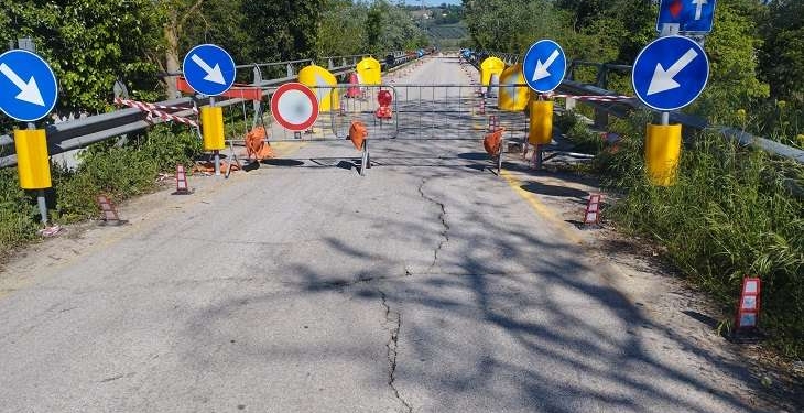 Ponte sul fiume Sinello chiuso dopo il maltempo, da venticinque anni ha gravi problemi di staticità