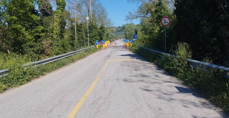 Ponte sul fiume Sinello chiuso dopo il maltempo, da venticinque anni ha gravi problemi di staticità