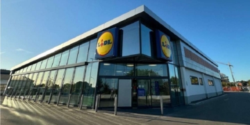 Rapina al supermercato Lidl, coltello puntato al collo di una cassiera