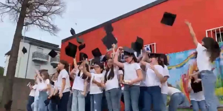 Il baule dei ricordi, a Taurianova le classi quinte salutano la scuola primaria con uno spettacolo emozionante