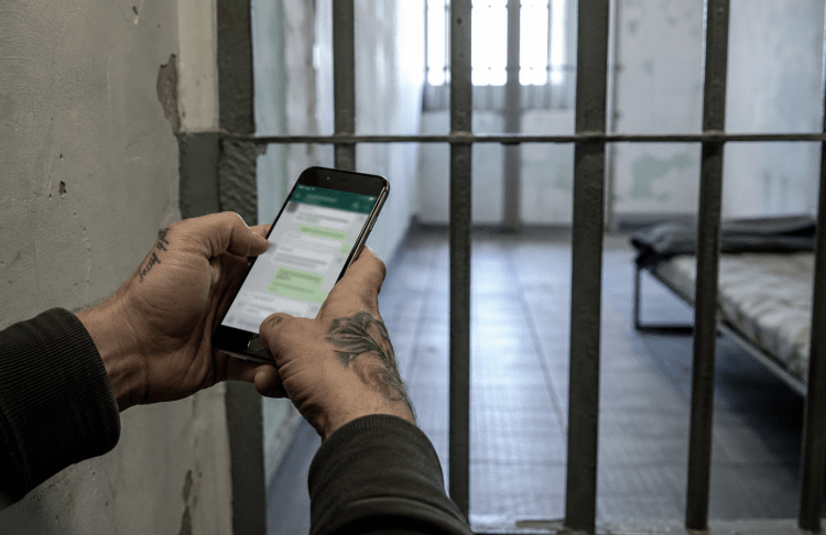 «L’importante è che bruci tutto»: dal carcere gli ordini alla banda dei Kalashnikov