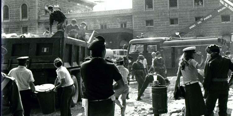 Strage di Stato fascista a Bologna, Mattarella: «Fare giustizia è vittoria della democrazia». I nostri articoli e la richiesta di dimissioni della Colosimo