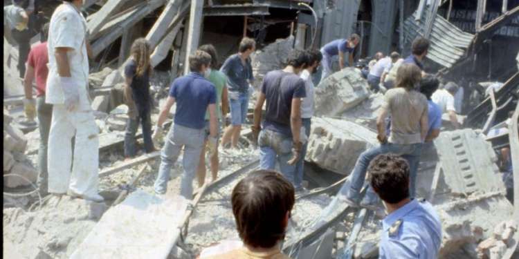 Strage di Stato fascista a Bologna, Mattarella: «Fare giustizia è vittoria della democrazia». I nostri articoli e la richiesta di dimissioni della Colosimo