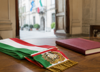 Fascia tricolore e cerimonie religiose: il sindaco rappresenta tutti i cittadini