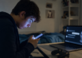 Dipendenze digitali tra i giovani: da smartphone, pc e videogiochi ai compagni IA L’allarme della comunità scientifica e le misure normative