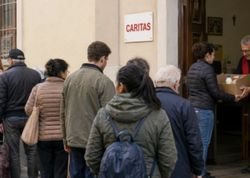 Povertà in Italia, la testimonianza dalla Caritas: «Lavorare non basta più per riempire il frigorifero»