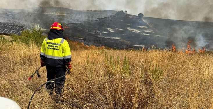 A Fresagrandinaria fiamme lambiscono abitazioni, a Furci collina devastata