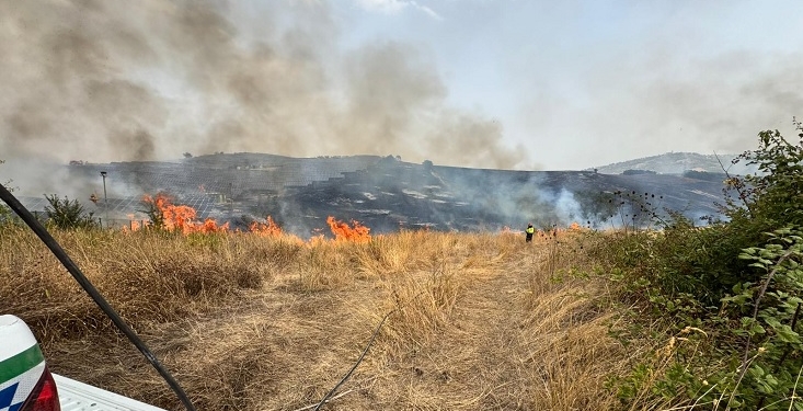 A Fresagrandinaria fiamme lambiscono abitazioni, a Furci collina devastata