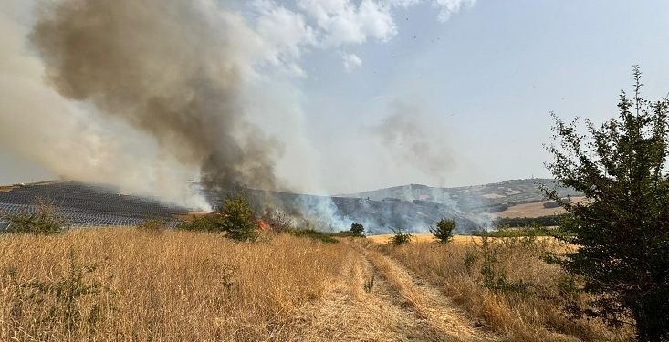 A Fresagrandinaria fiamme lambiscono abitazioni, a Furci collina devastata